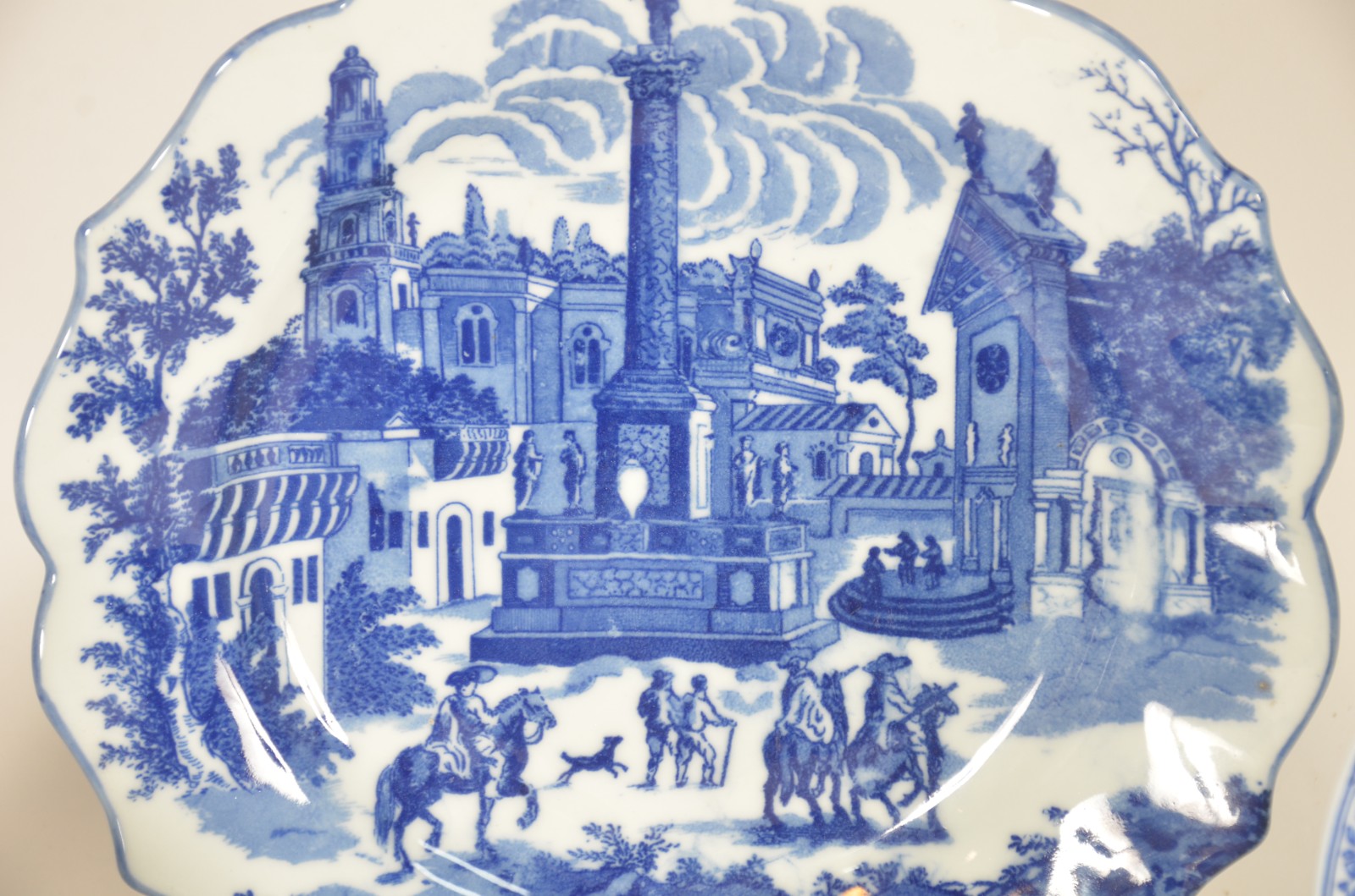 Cinco peças diversas de porcelana azul e branca, sendo: 2 pratos, 2... - foto 2 de 11