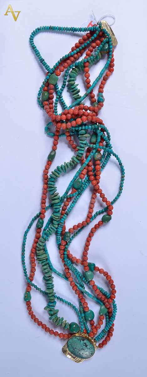 Colar de turquesa e coral com fecho de ouro.