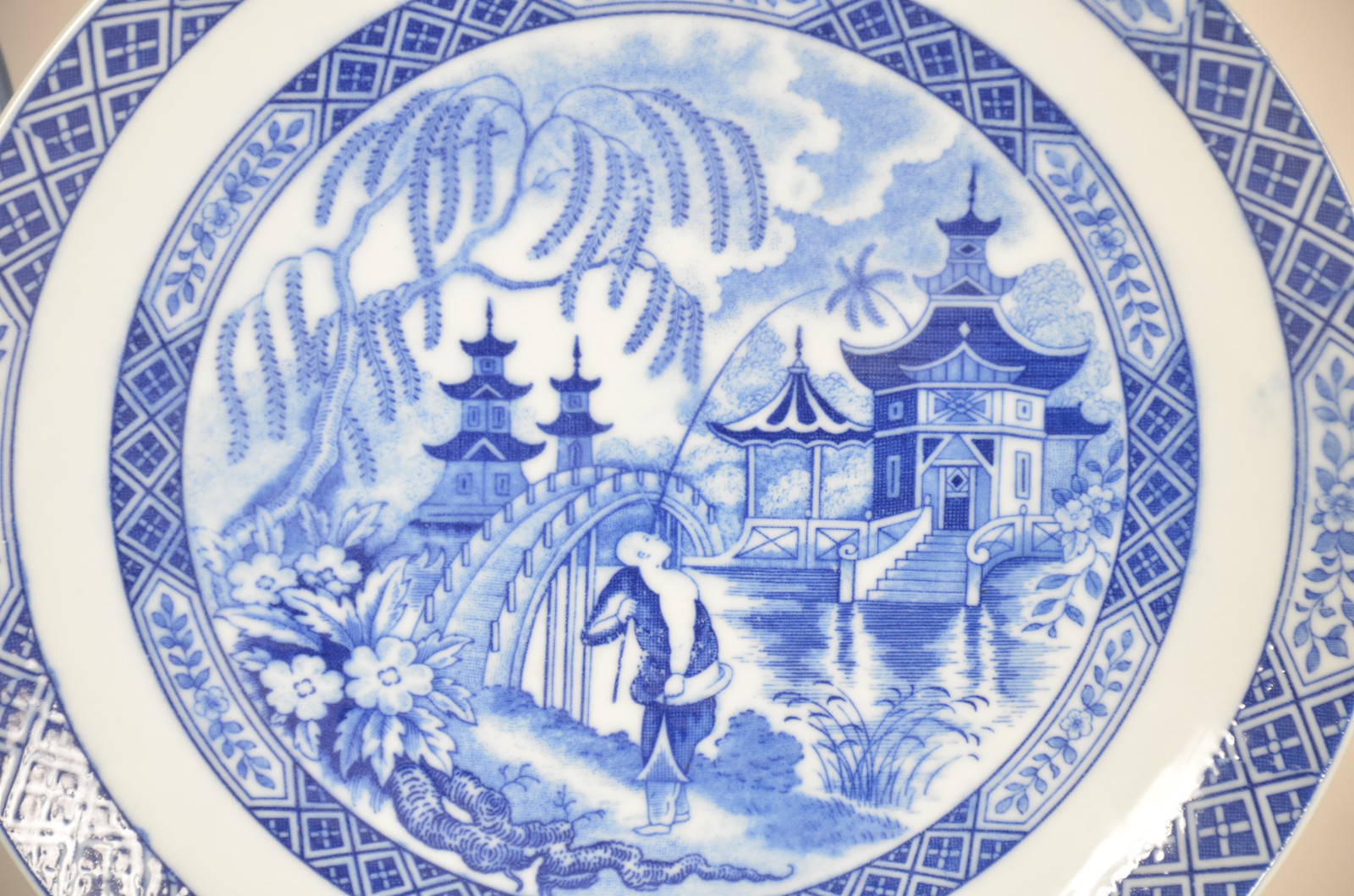 Cinco peças diversas de porcelana azul e branca, sendo: 2 pratos, 2... - foto 3 de 11