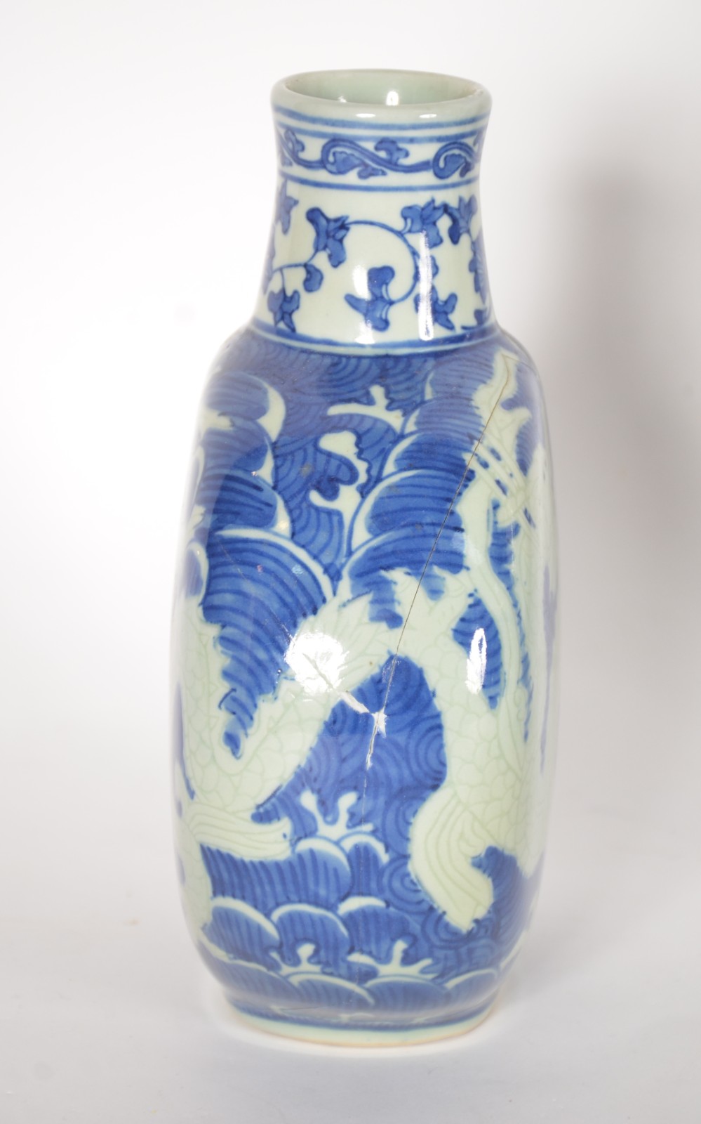 Cinco peças diversas de porcelana azul e branca, sendo: 2 pratos, 2... - foto 4 de 11