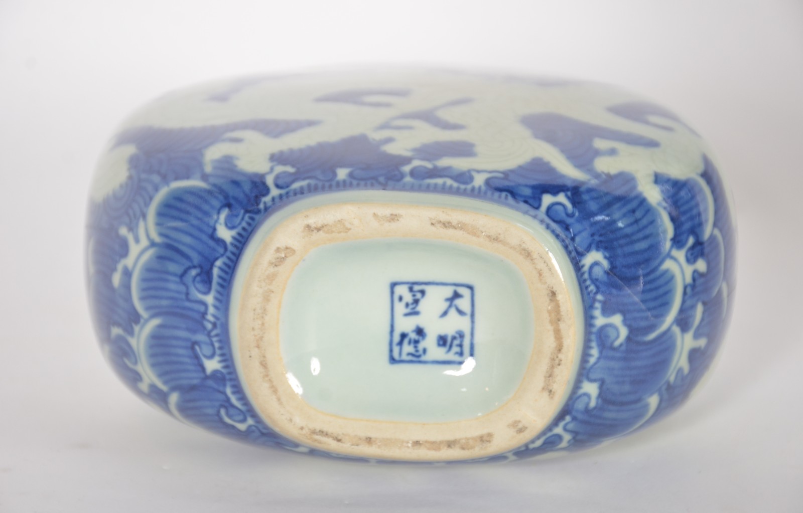 Cinco peças diversas de porcelana azul e branca, sendo: 2 pratos, 2... - foto 5 de 11