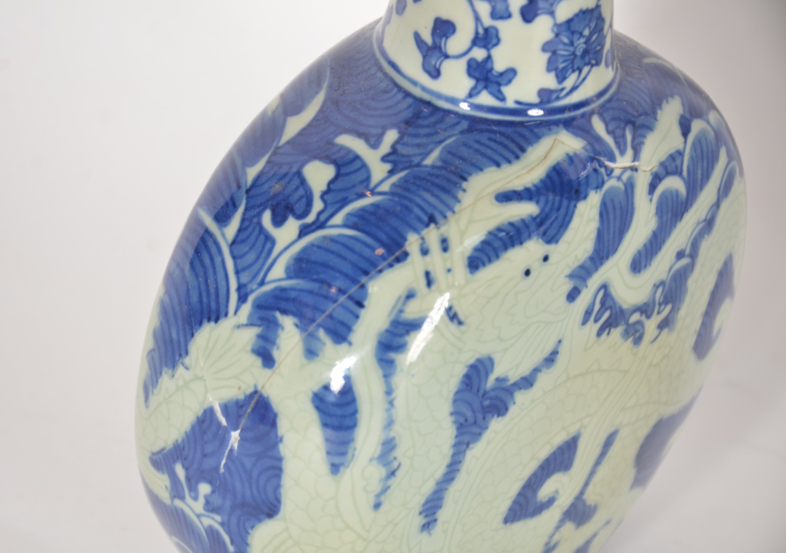 Cinco peças diversas de porcelana azul e branca, sendo: 2 pratos, 2... - foto 6 de 11