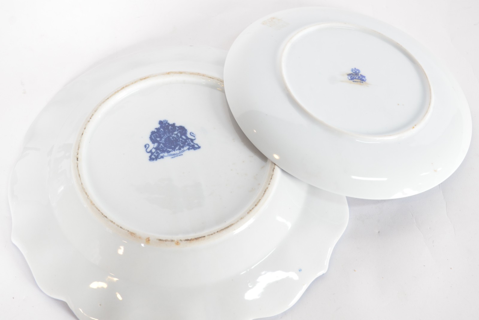 Cinco peças diversas de porcelana azul e branca, sendo: 2 pratos, 2... - foto 7 de 11