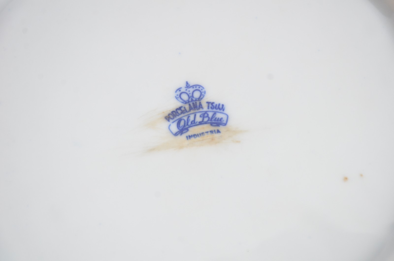 Cinco peças diversas de porcelana azul e branca, sendo: 2 pratos, 2... - foto 8 de 11