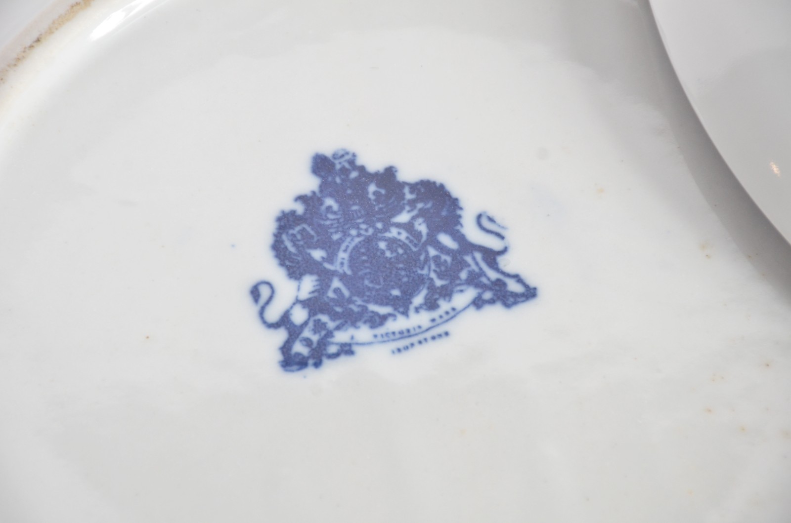 Cinco peças diversas de porcelana azul e branca, sendo: 2 pratos, 2... - foto 9 de 11