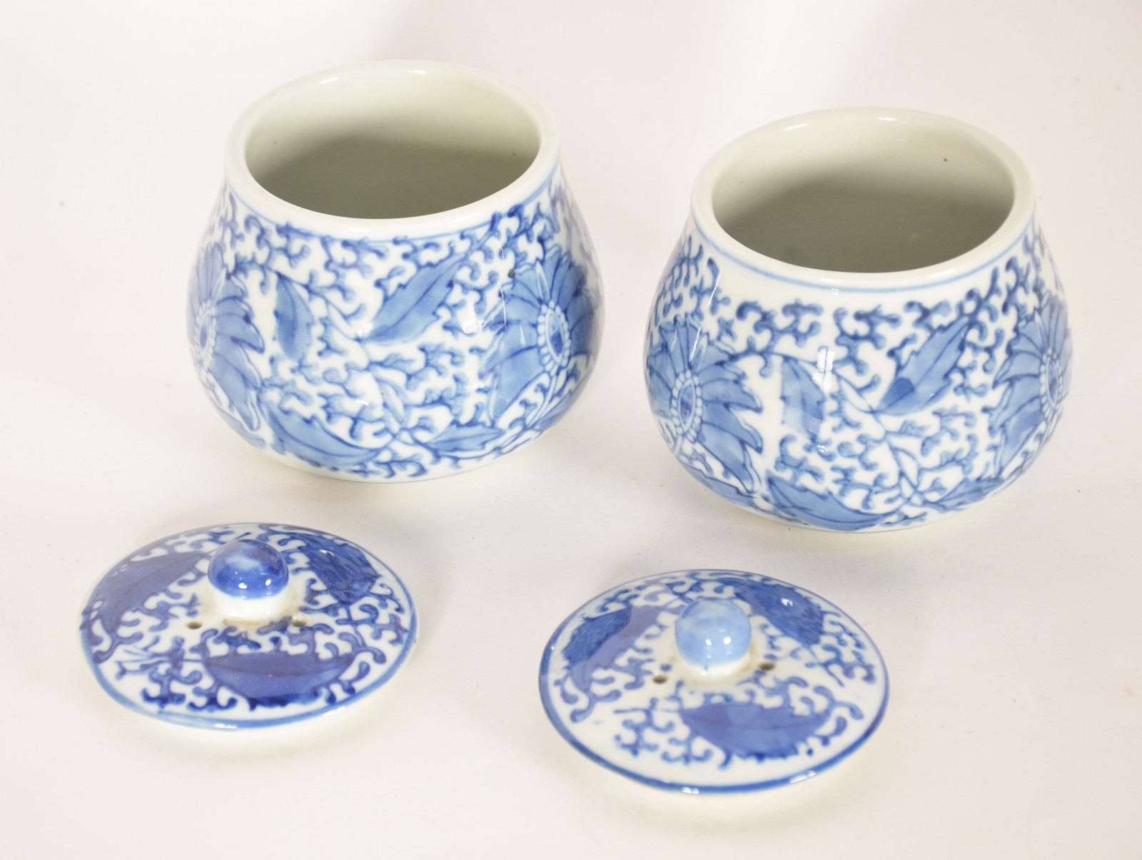 Cinco peças diversas de porcelana azul e branca, sendo: 2 pratos, 2... - foto 10 de 11