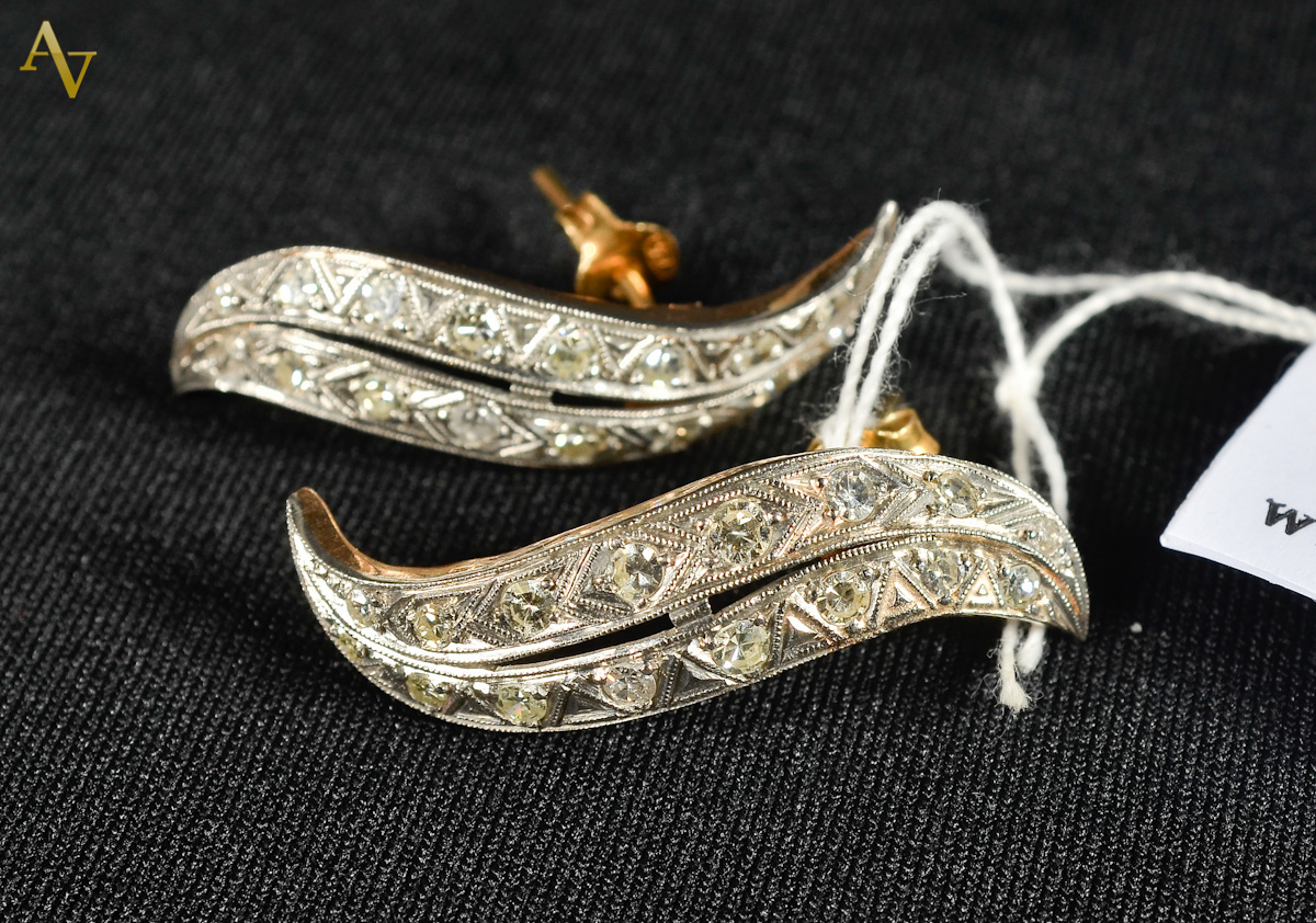 Par de brincos ouro 18 com pendente 32 brilhantes - 2,00cts - 5gr.