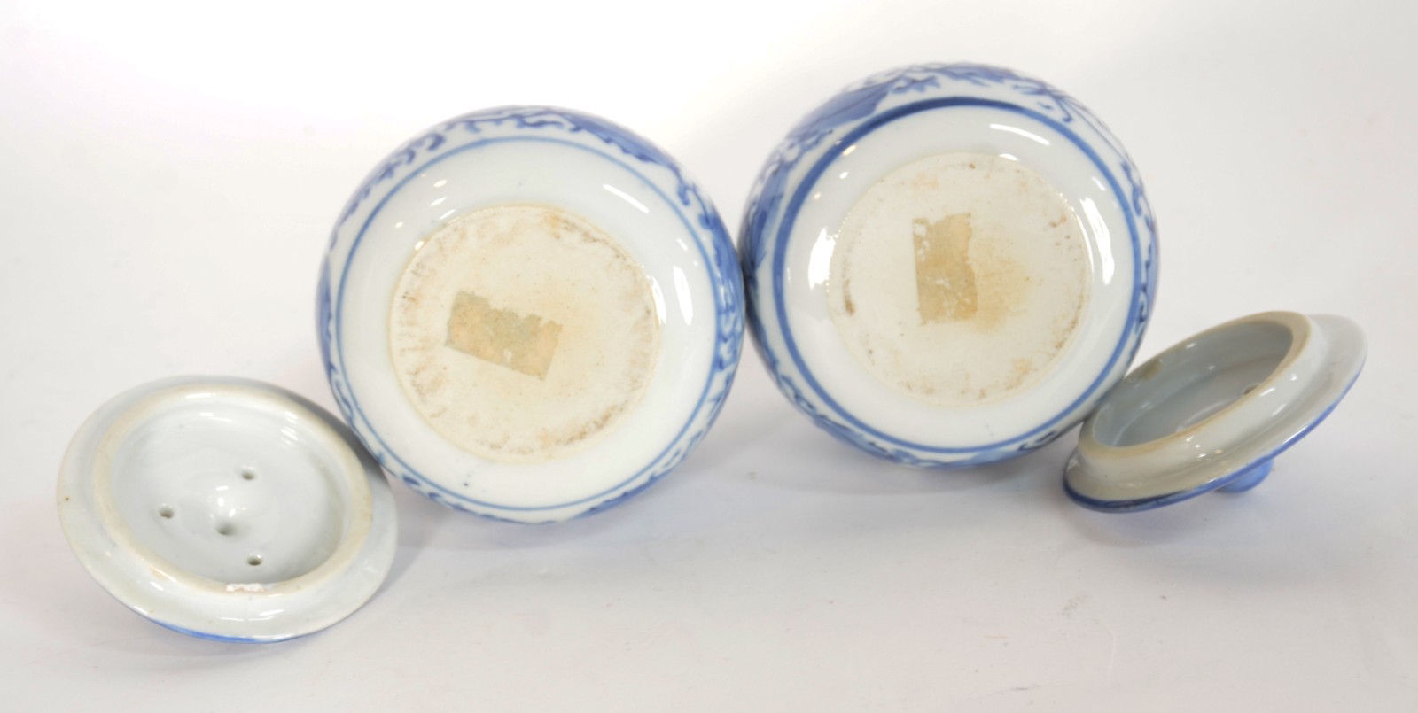 Cinco peças diversas de porcelana azul e branca, sendo: 2 pratos, 2... - foto 11 de 11