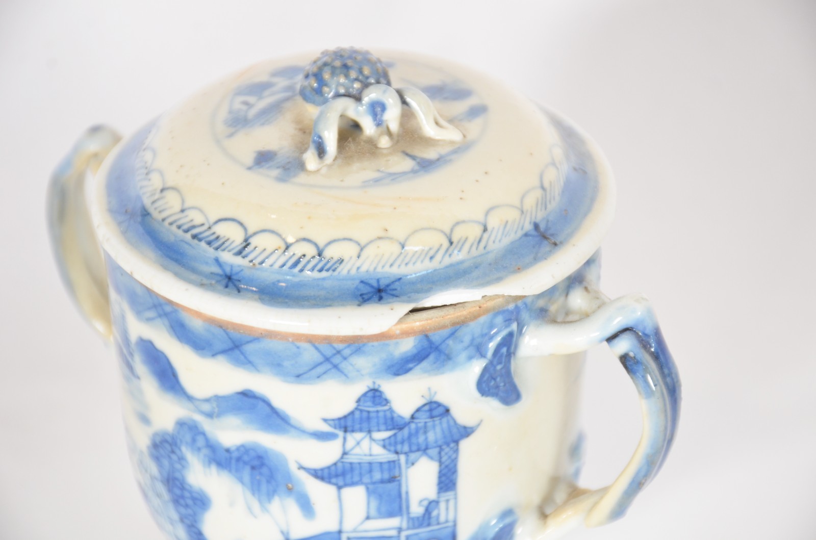 Dez peças diversas de porcelana oriental policromada. (Potiche com... - foto 3 de 11