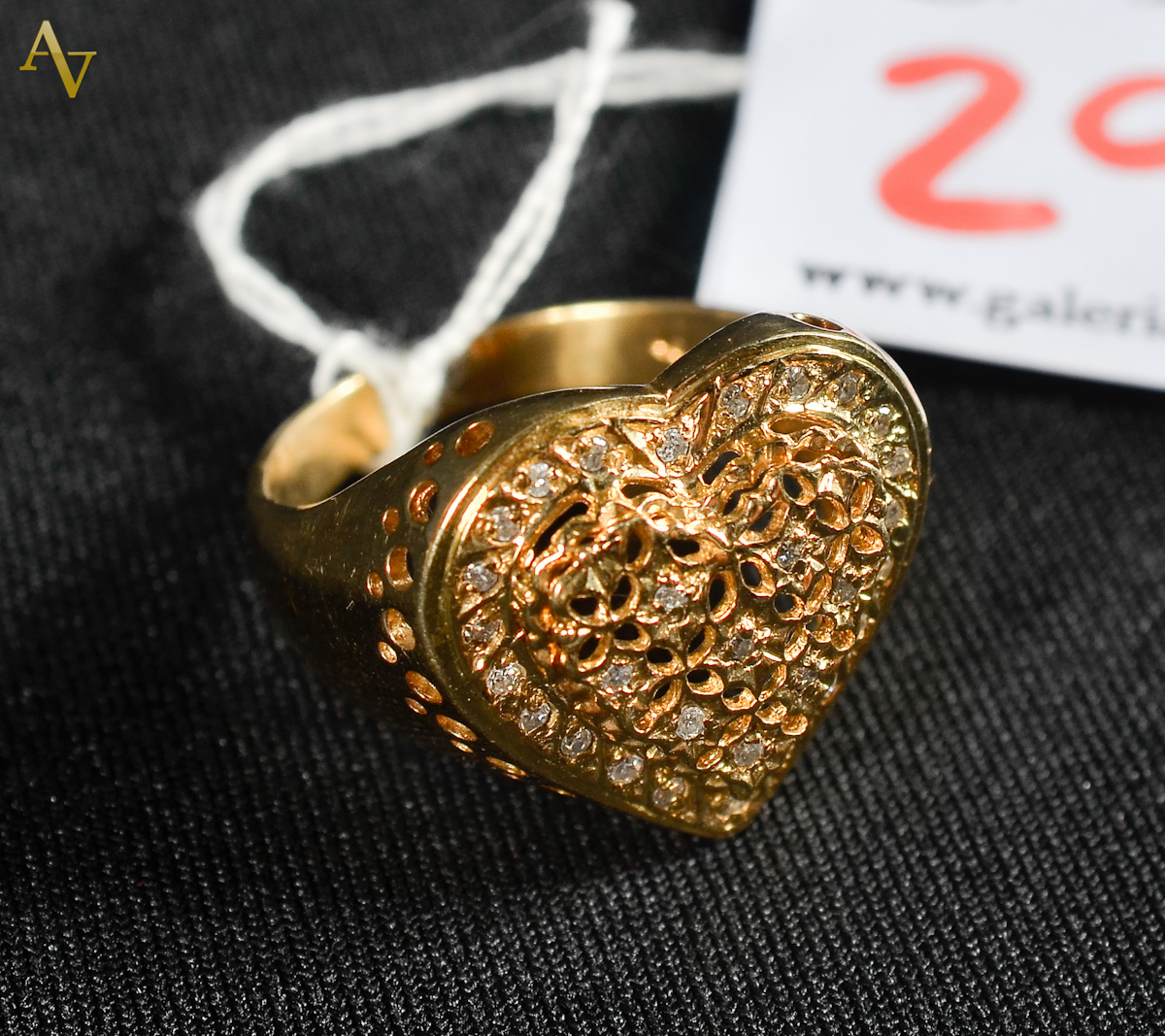 Anel em formato de coracao ouro 18 com brilhantes - aro 20 - 6,2gr.