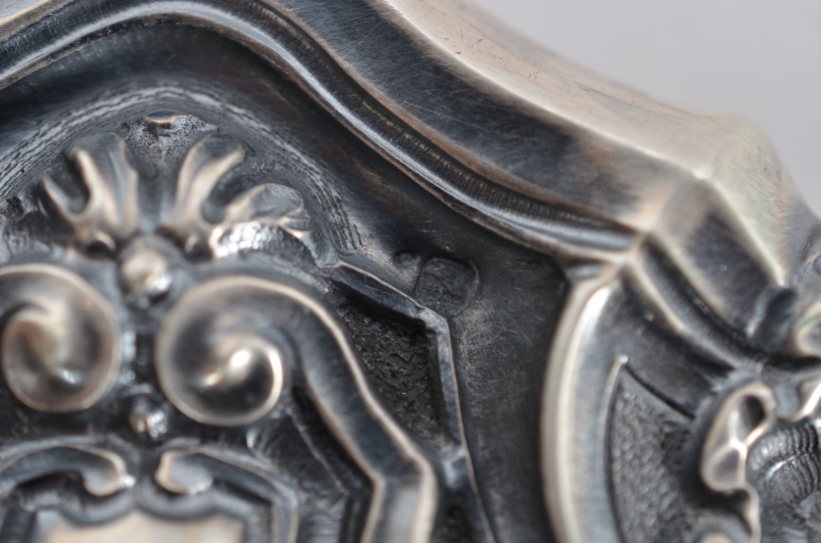 Salva redonda de prata portuguesa contraste Águia, borda trabalhada... - foto 5 de 6