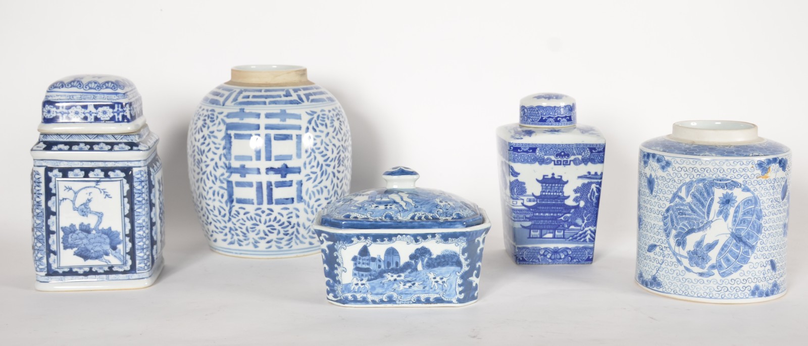 Cinco potiches diversos de porcelana chinesa decoração em azul e... - foto 1 de 11