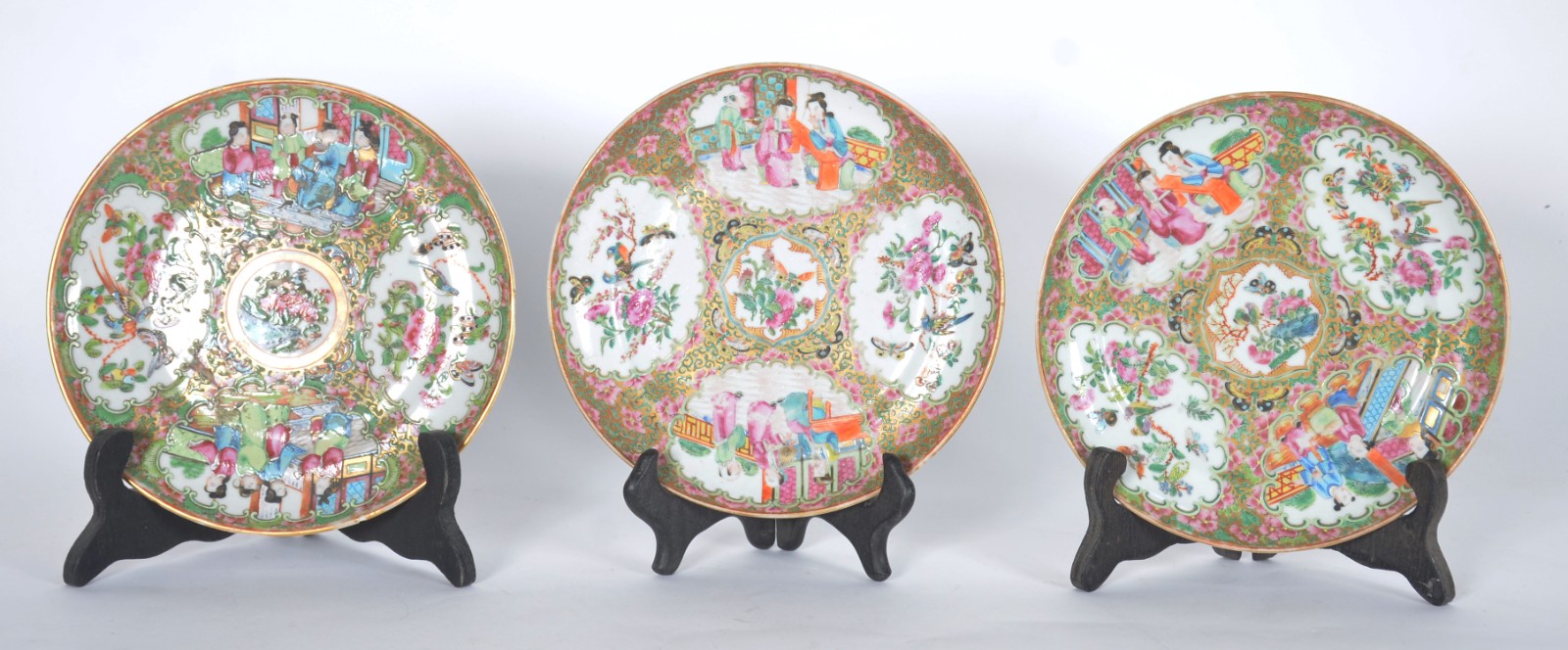 Três pratos de porcelana chinesa decorados com gueixas e flores em... - foto 1 de 8