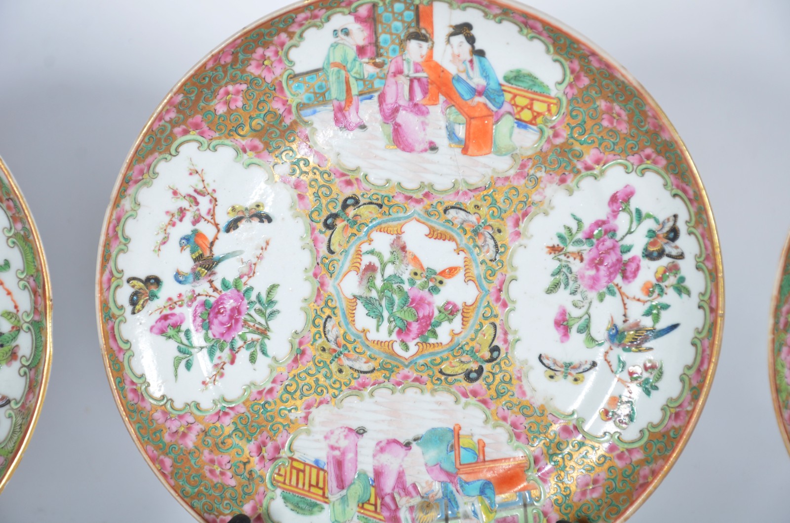 Três pratos de porcelana chinesa decorados com gueixas e flores em... - foto 2 de 8