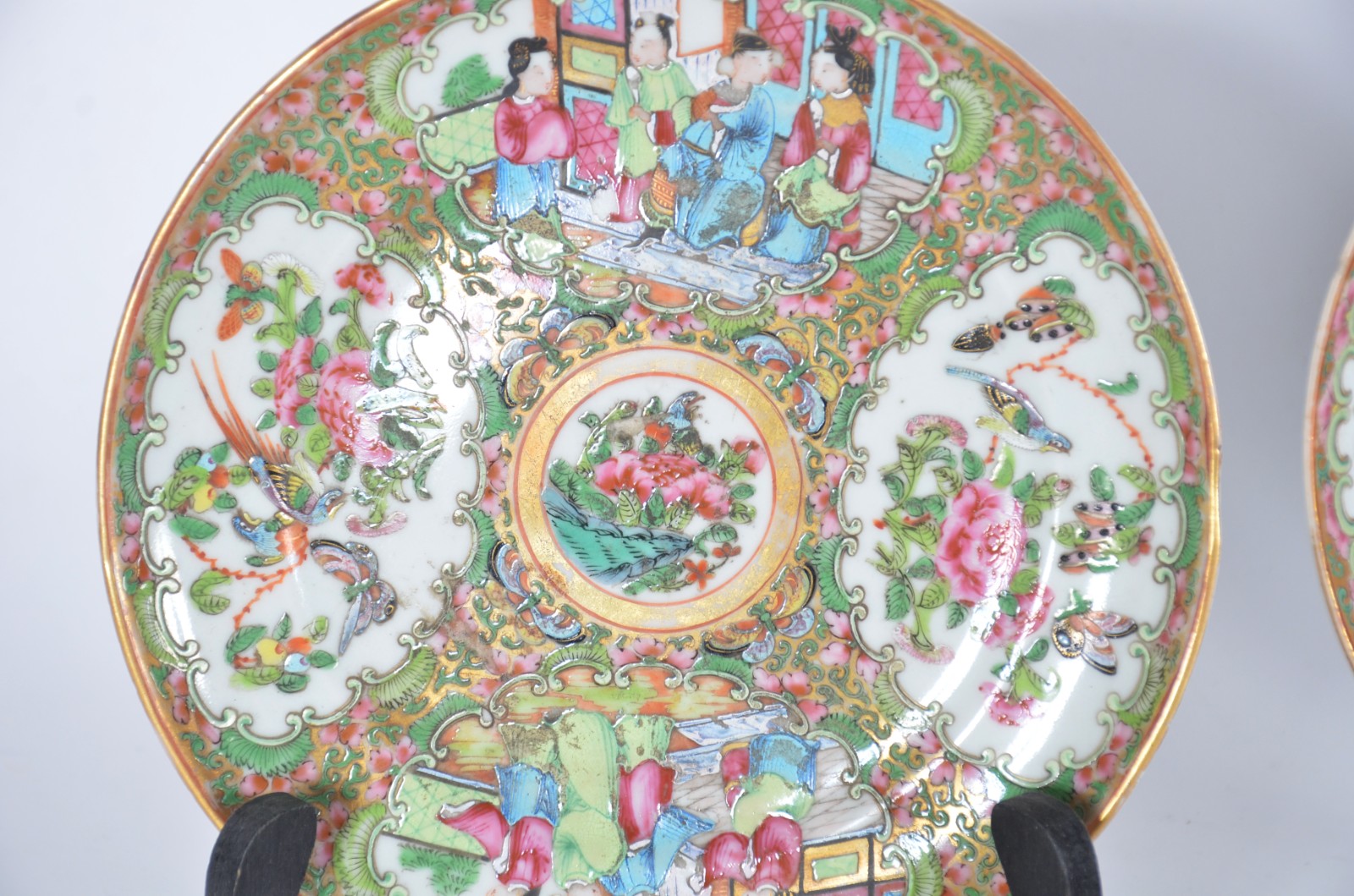 Três pratos de porcelana chinesa decorados com gueixas e flores em... - foto 3 de 8