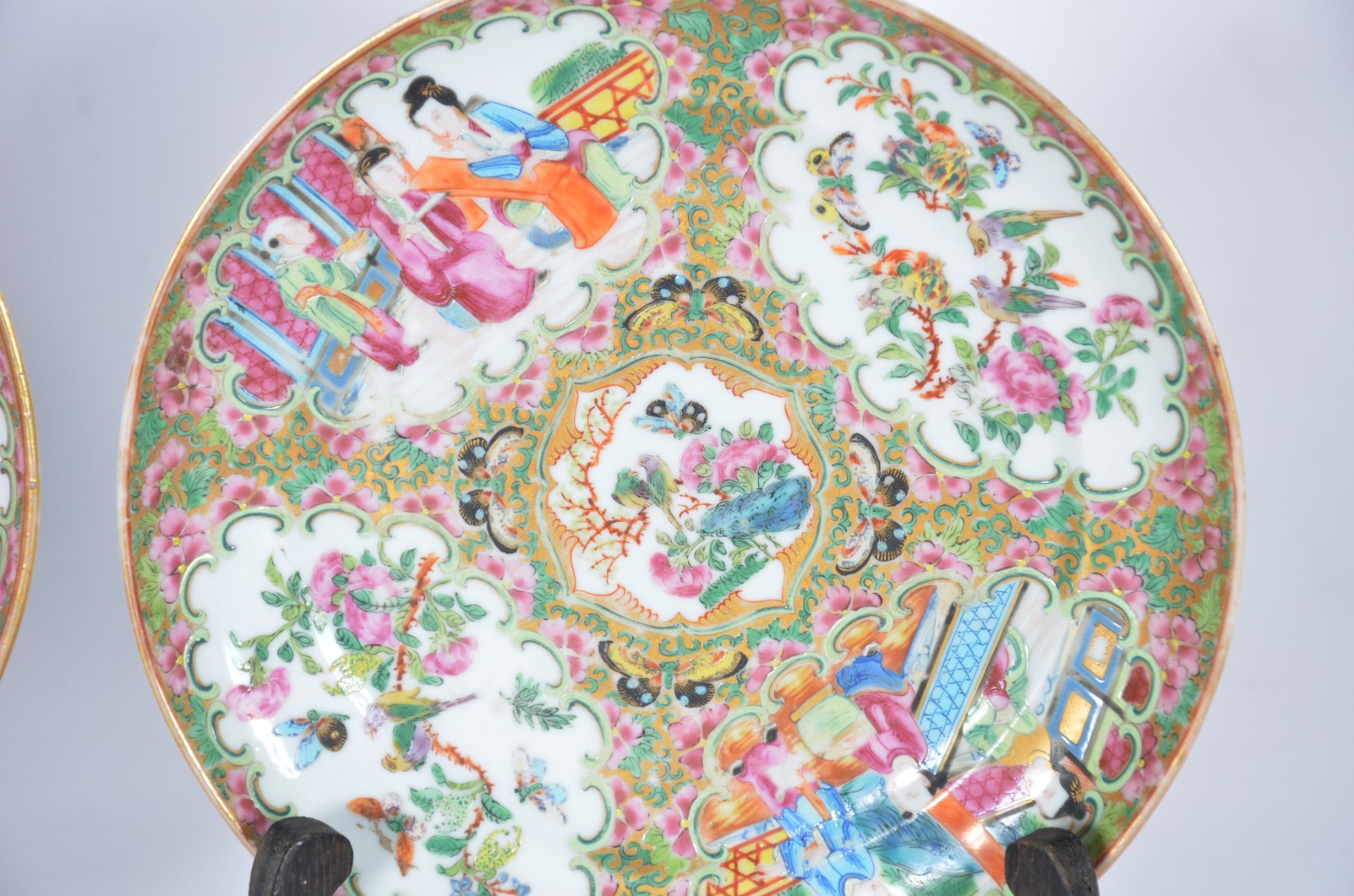 Três pratos de porcelana chinesa decorados com gueixas e flores em... - foto 4 de 8
