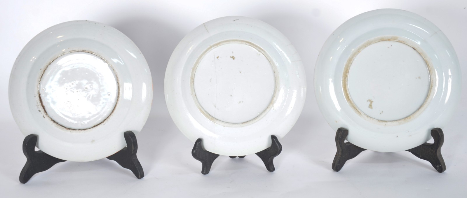Três pratos de porcelana chinesa decorados com gueixas e flores em... - foto 5 de 8