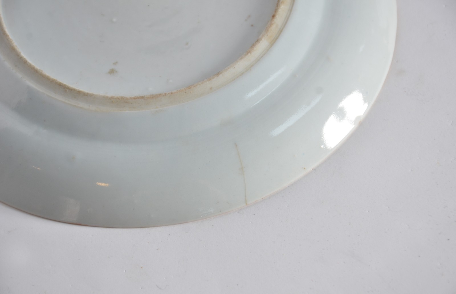 Três pratos de porcelana chinesa decorados com gueixas e flores em... - foto 6 de 8