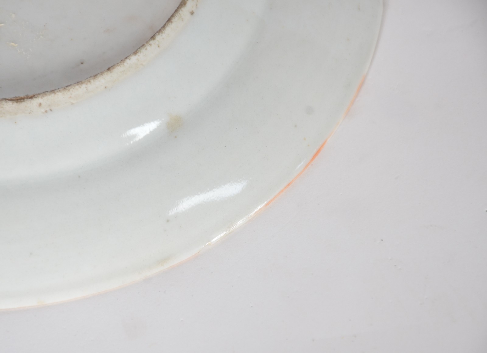 Três pratos de porcelana chinesa decorados com gueixas e flores em... - foto 7 de 8