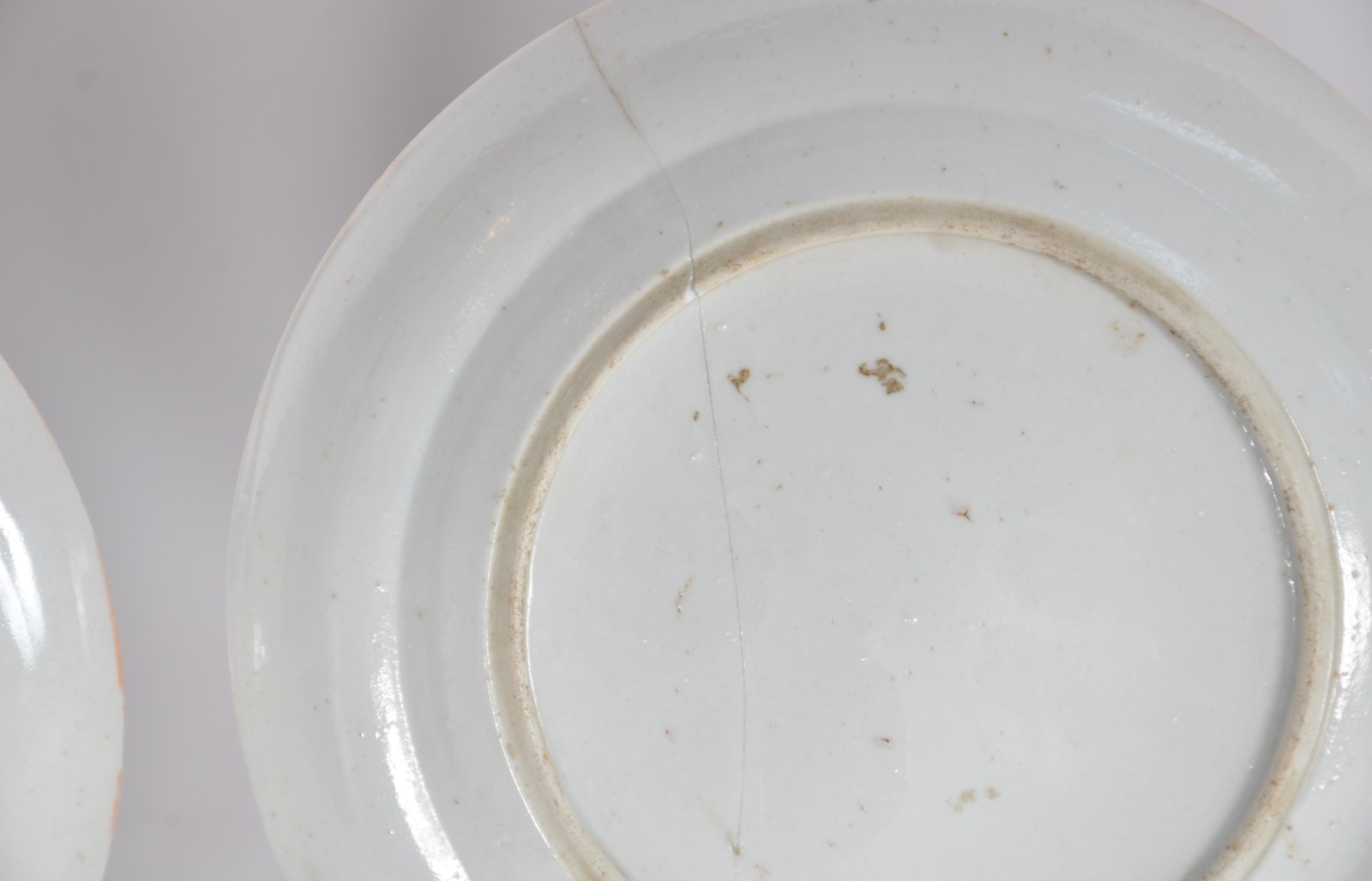 Três pratos de porcelana chinesa decorados com gueixas e flores em... - foto 8 de 8