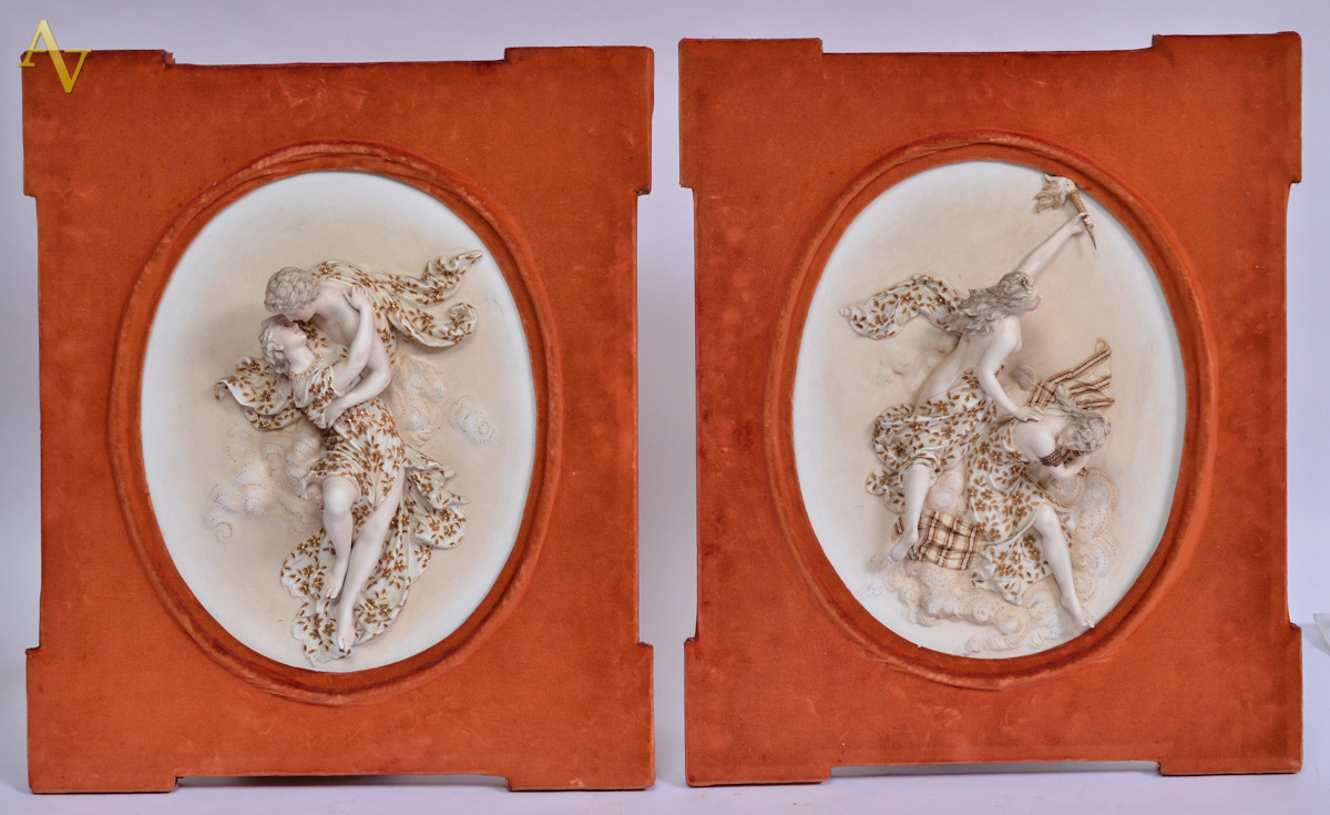 Par de medalhões de porcelana européia com figura de casal em relevo...