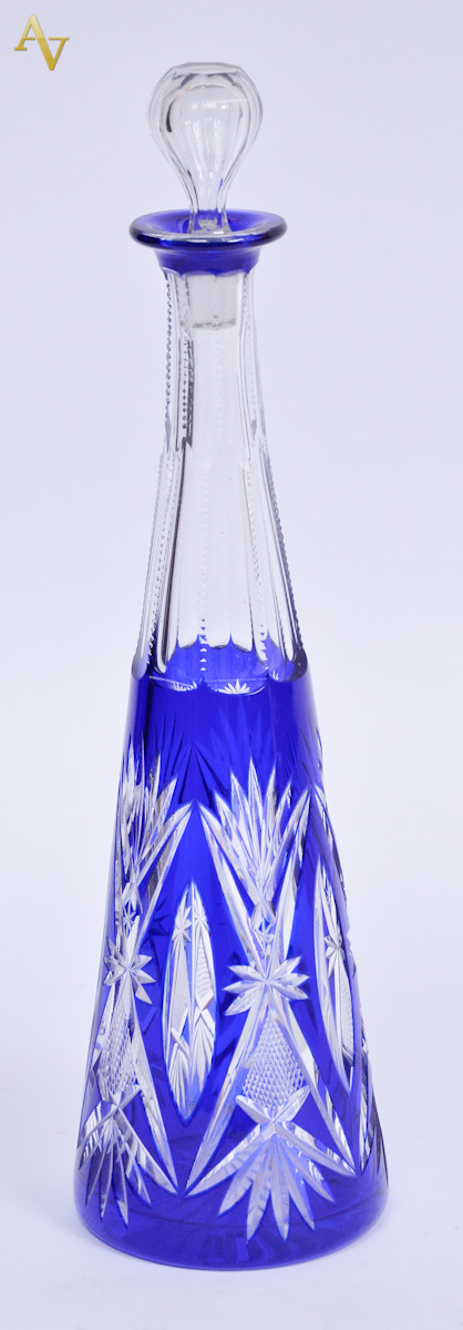 Garrafa de cristal europeu ricamente lapidada, double azul, gargalo...