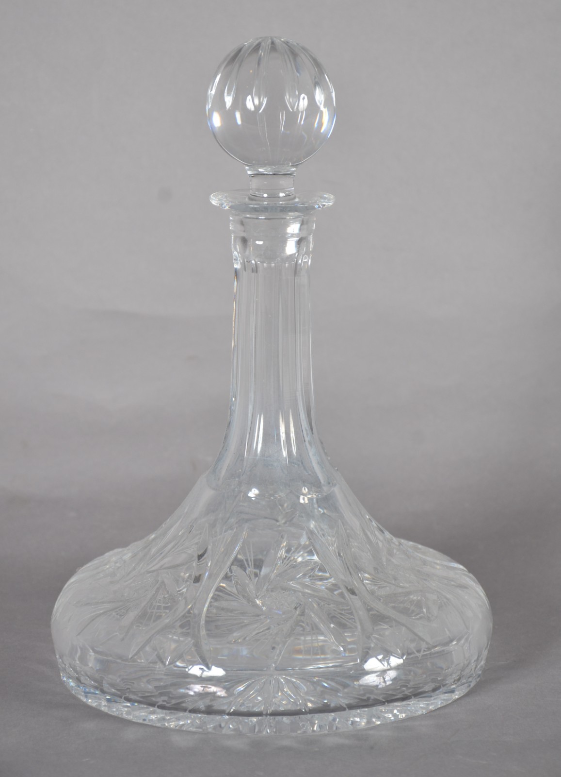 Garrafa de cristal tcheco lapidado, dita "Captain Decanteur", pois... - foto 1 de 8