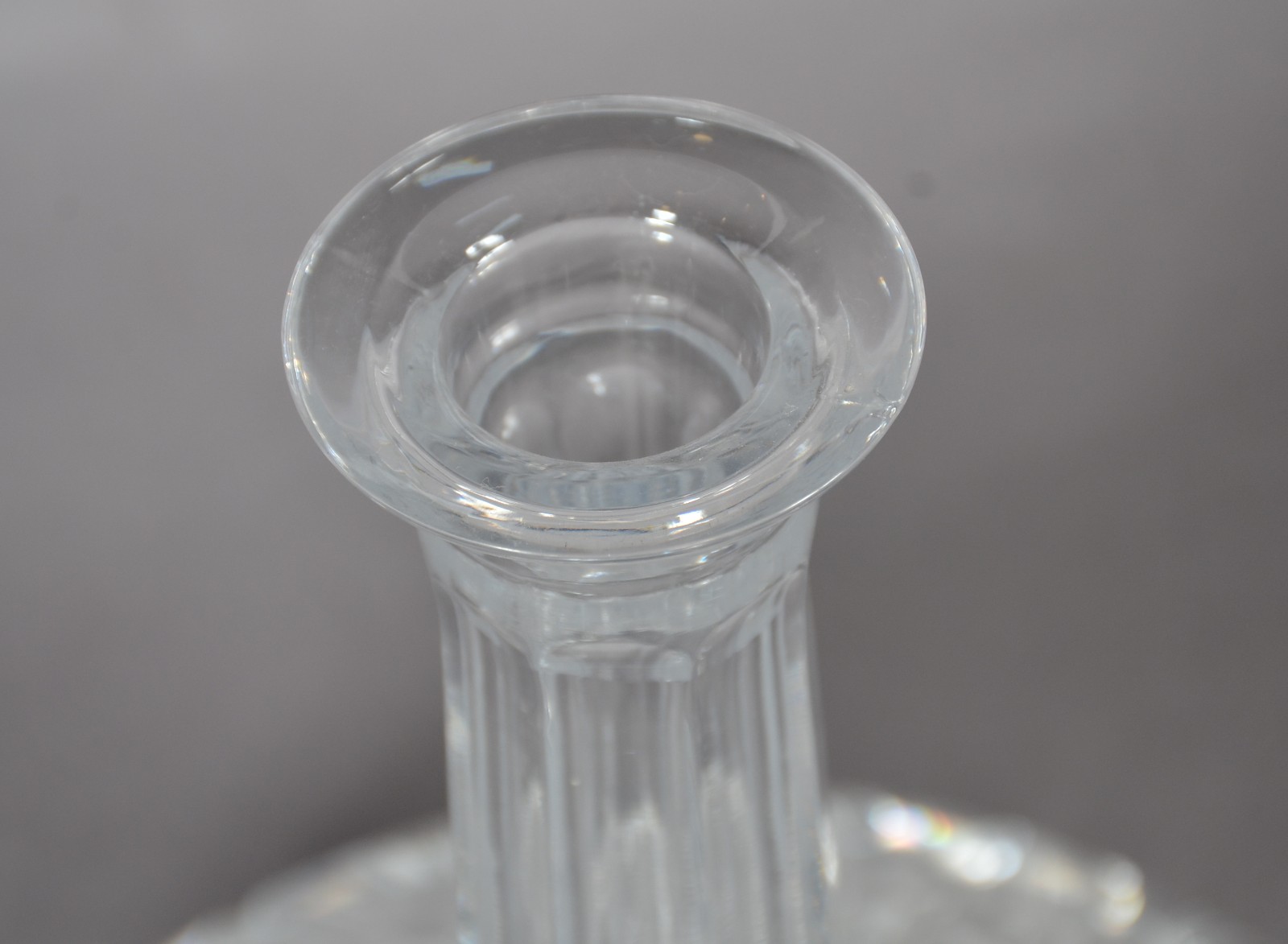 Garrafa de cristal tcheco lapidado, dita "Captain Decanteur", pois... - foto 4 de 8