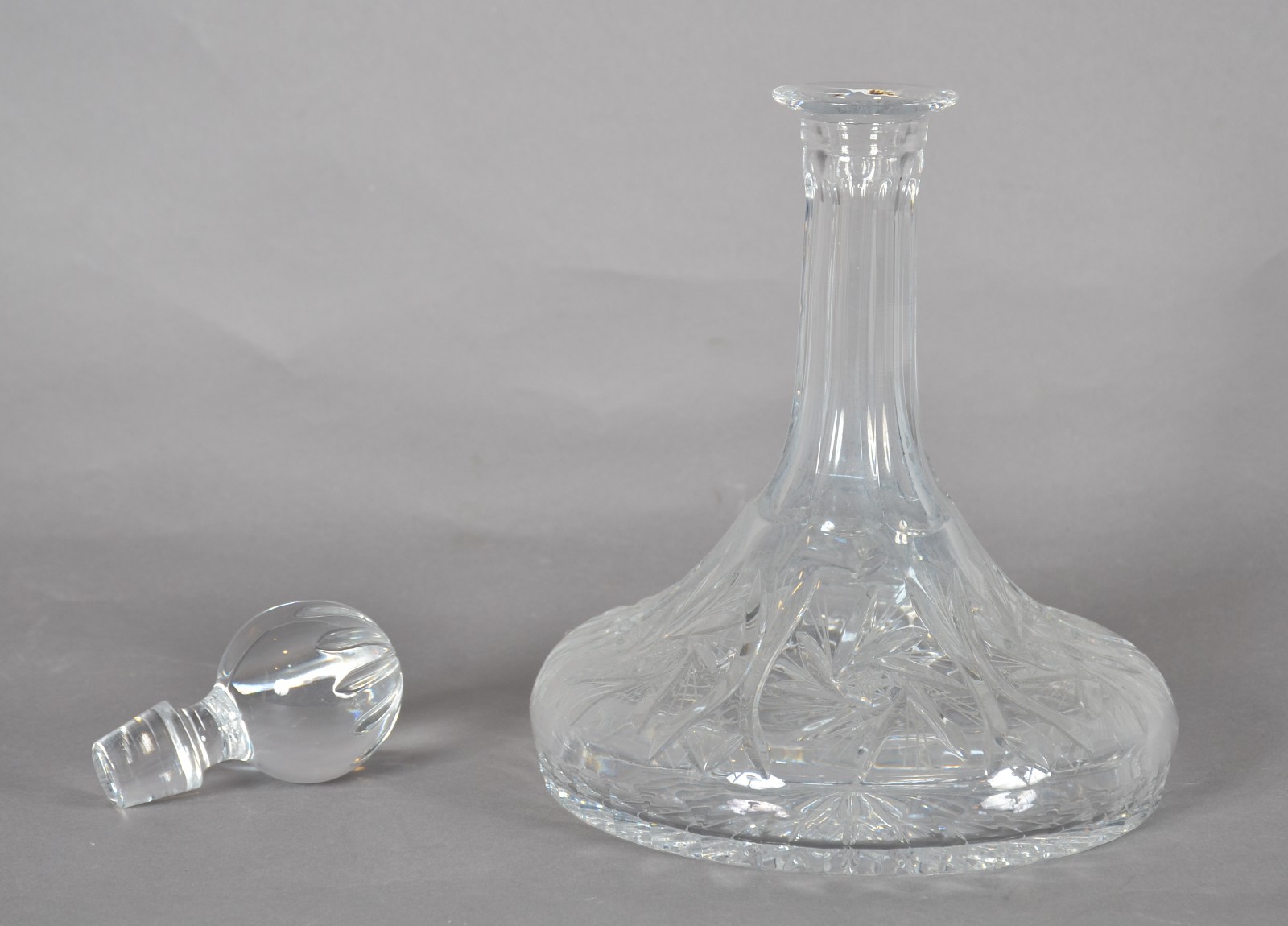 Garrafa de cristal tcheco lapidado, dita "Captain Decanteur", pois... - foto 6 de 8