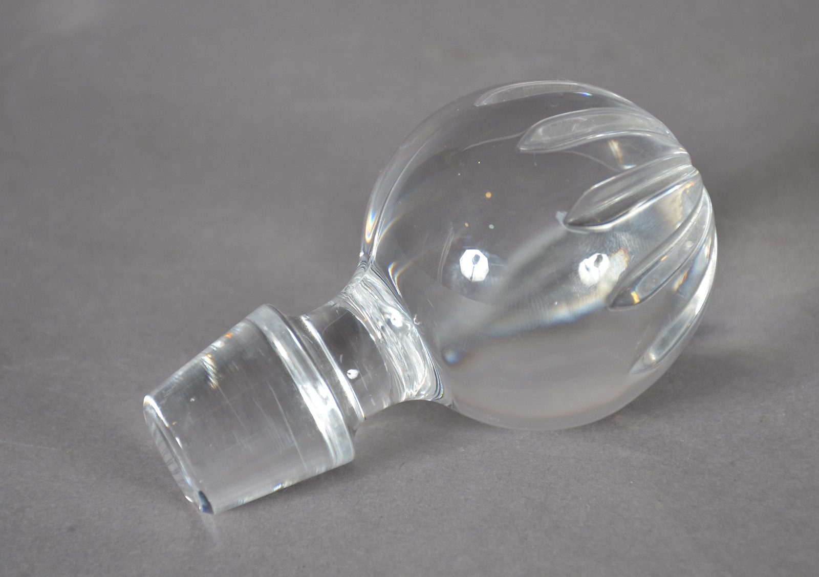 Garrafa de cristal tcheco lapidado, dita "Captain Decanteur", pois... - foto 7 de 8