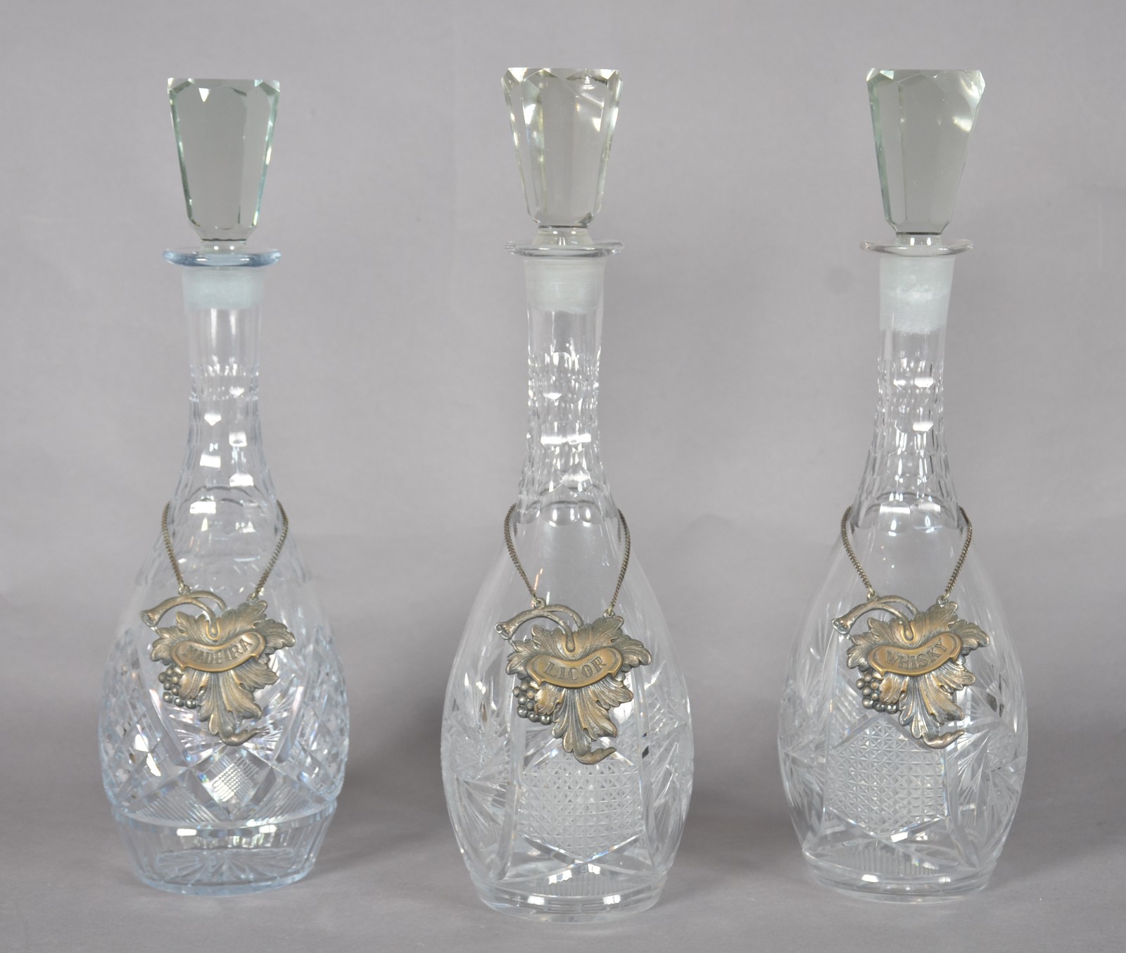 Conjunto de 3 garrafas de cristal lapidado com placas indicativas de... - foto 1 de 11