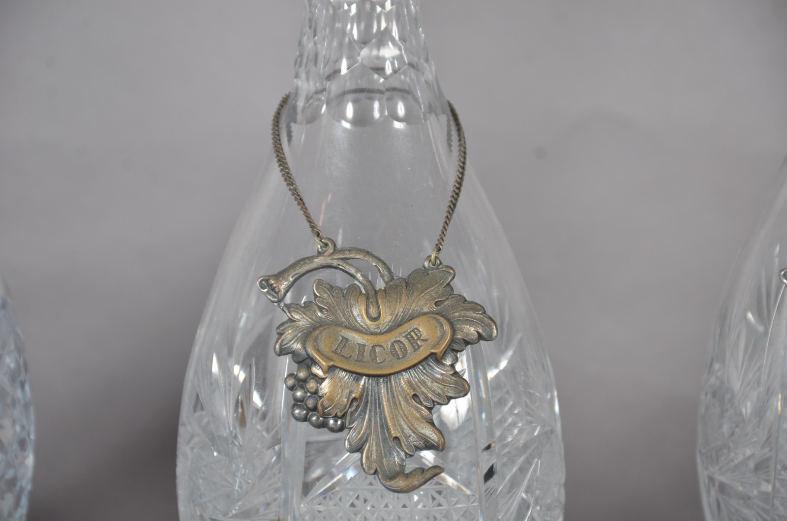 Conjunto de 3 garrafas de cristal lapidado com placas indicativas de... - foto 2 de 11
