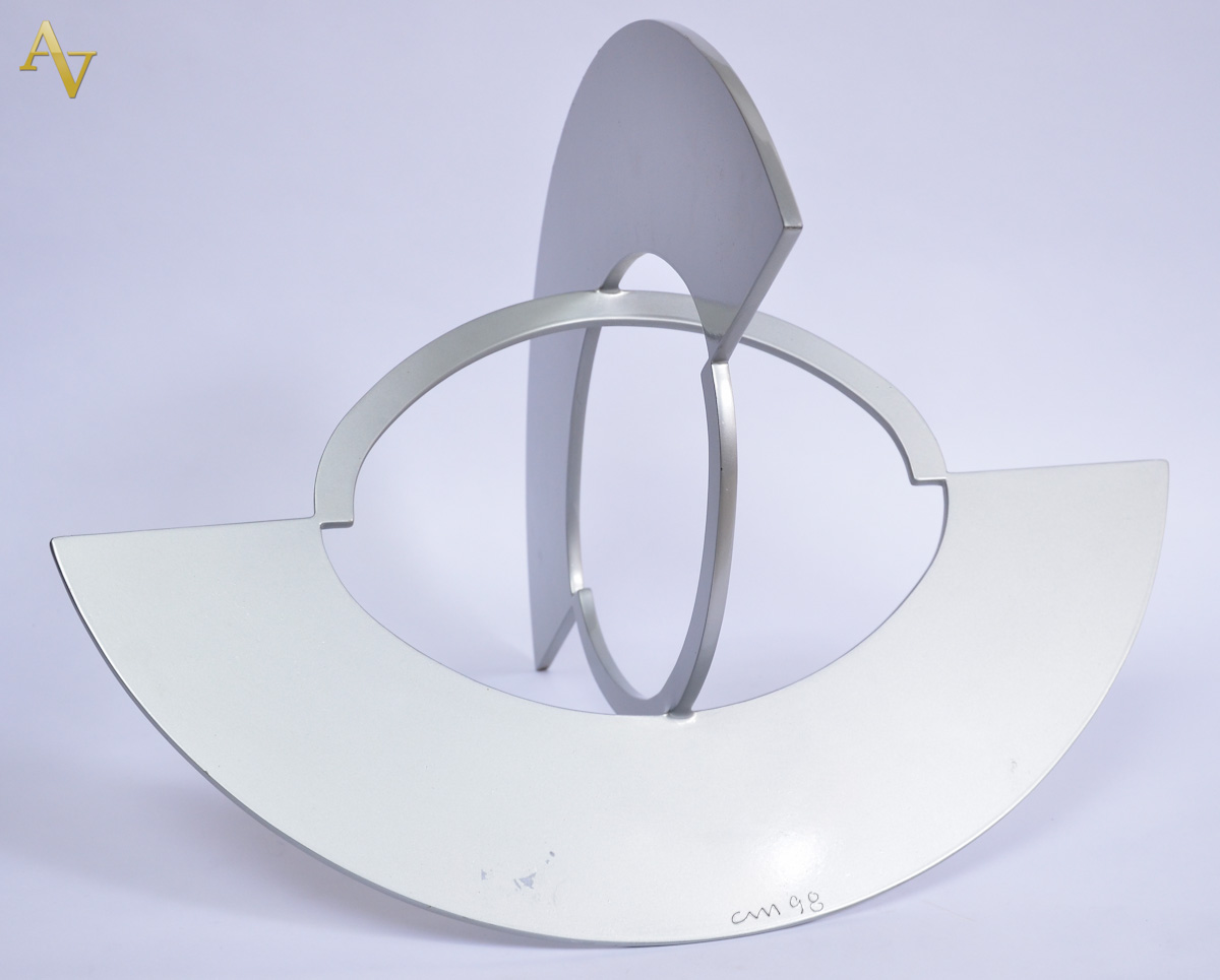 CLEBER MACHADO - Escultura de aluminio representando globo vazado...