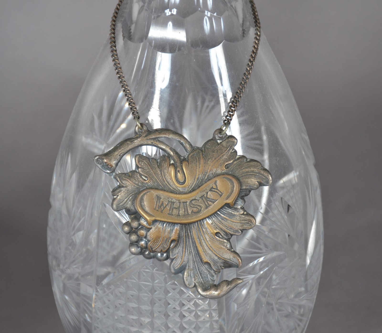 Conjunto de 3 garrafas de cristal lapidado com placas indicativas de... - foto 3 de 11