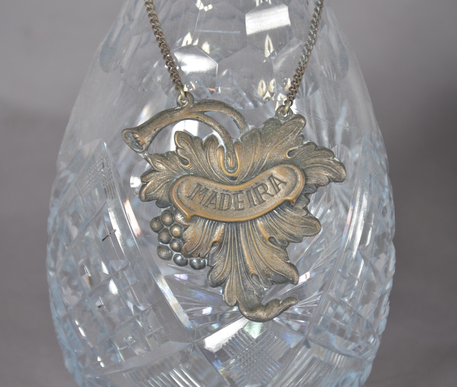 Conjunto de 3 garrafas de cristal lapidado com placas indicativas de... - foto 4 de 11