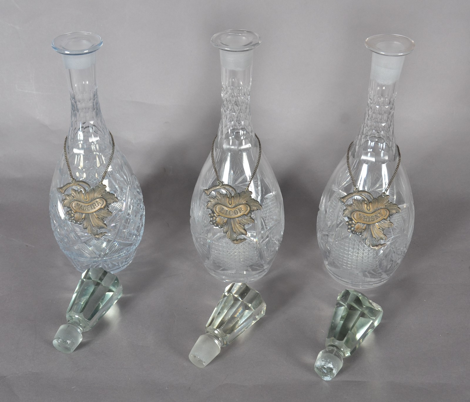 Conjunto de 3 garrafas de cristal lapidado com placas indicativas de... - foto 5 de 11