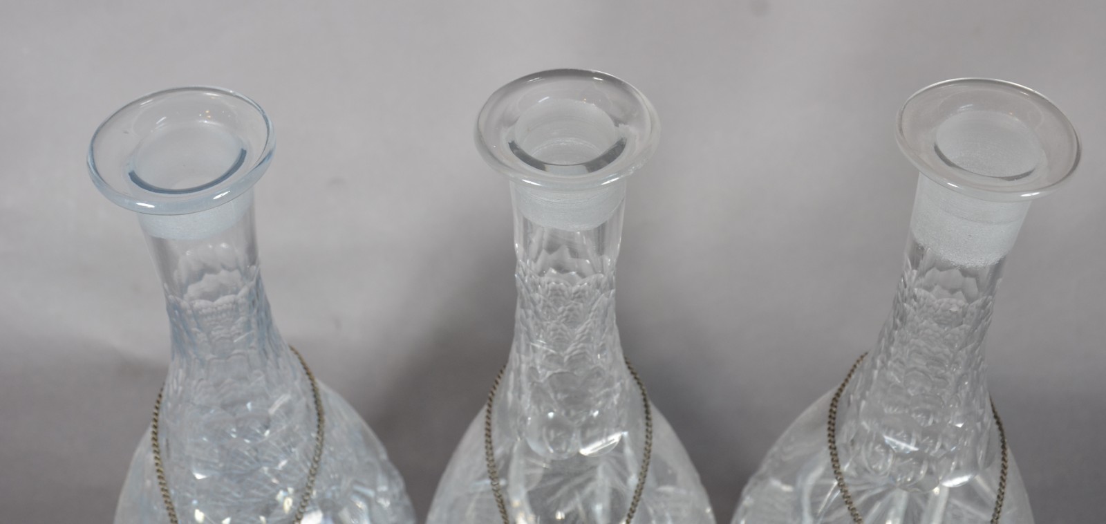 Conjunto de 3 garrafas de cristal lapidado com placas indicativas de... - foto 6 de 11