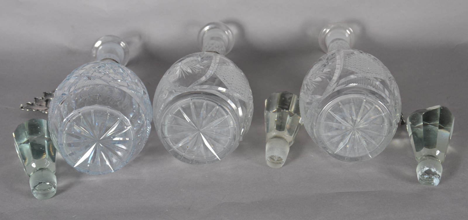 Conjunto de 3 garrafas de cristal lapidado com placas indicativas de... - foto 7 de 11
