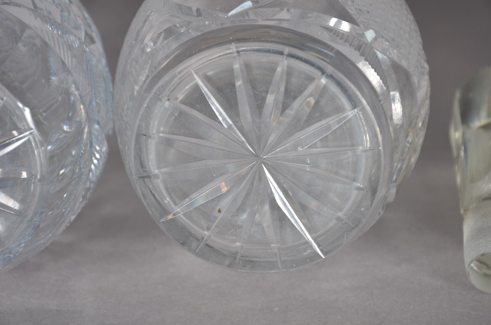 Conjunto de 3 garrafas de cristal lapidado com placas indicativas de... - foto 8 de 11