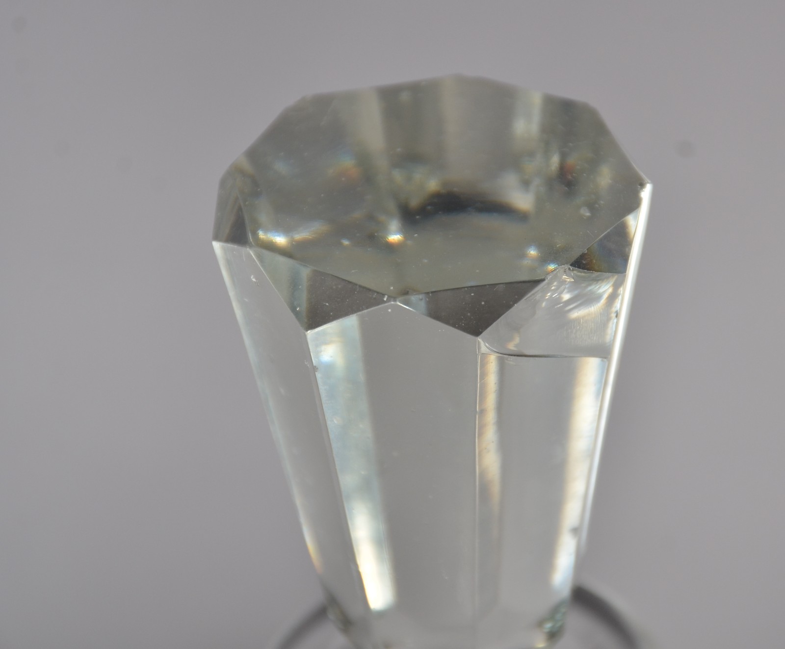 Conjunto de 3 garrafas de cristal lapidado com placas indicativas de... - foto 9 de 11