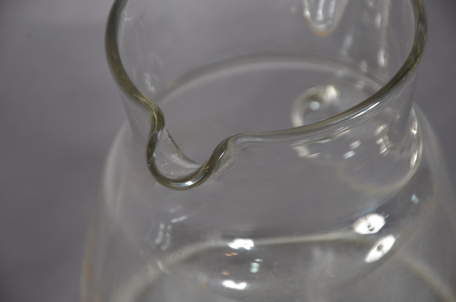 Duas peças, sendo: jarra e garrafa de cristal com resquícios dourados. - foto 3 de 7