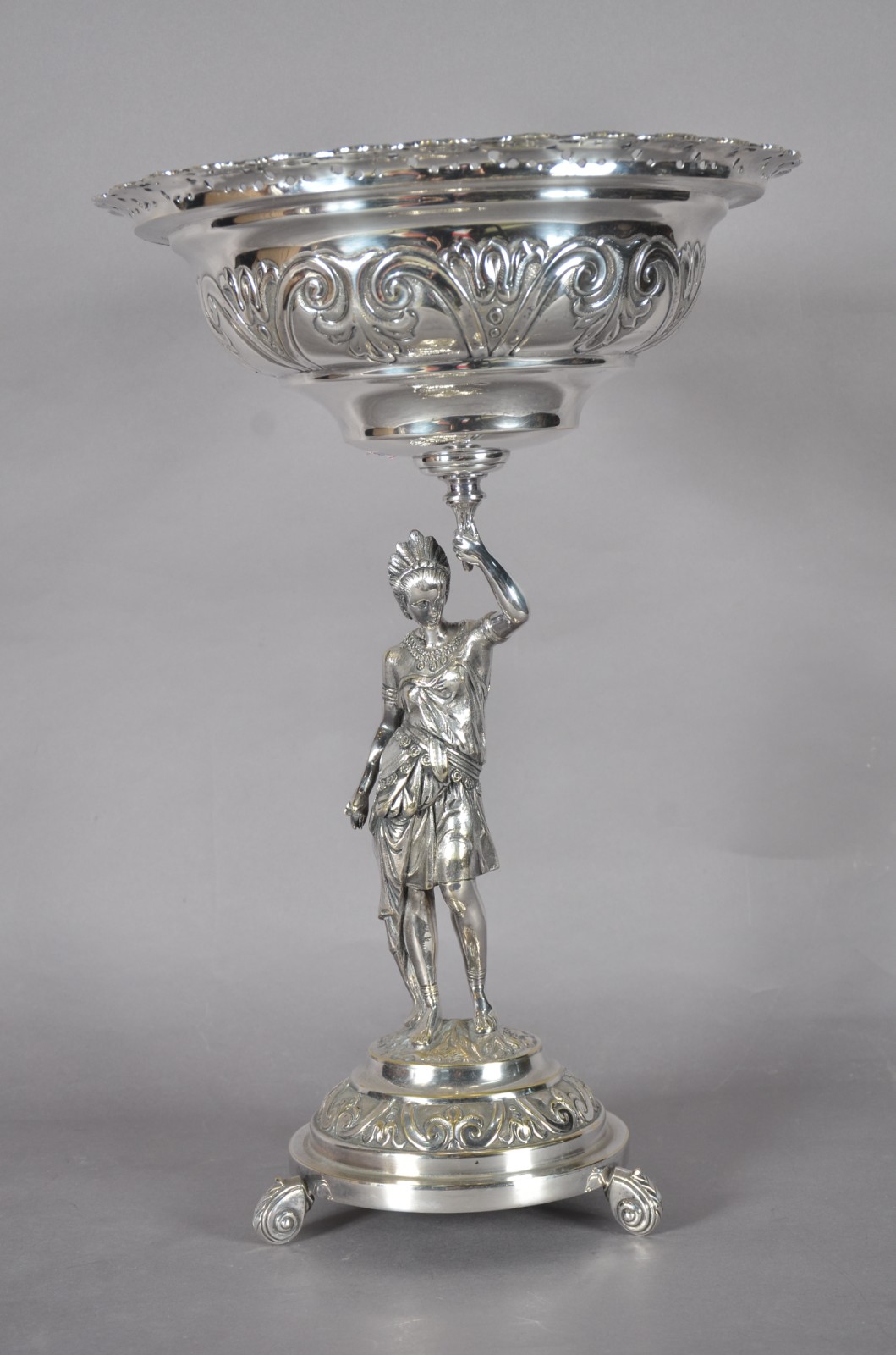 Fruteira de metal prateado, base com figura feminina sustentando... - foto 2 de 9