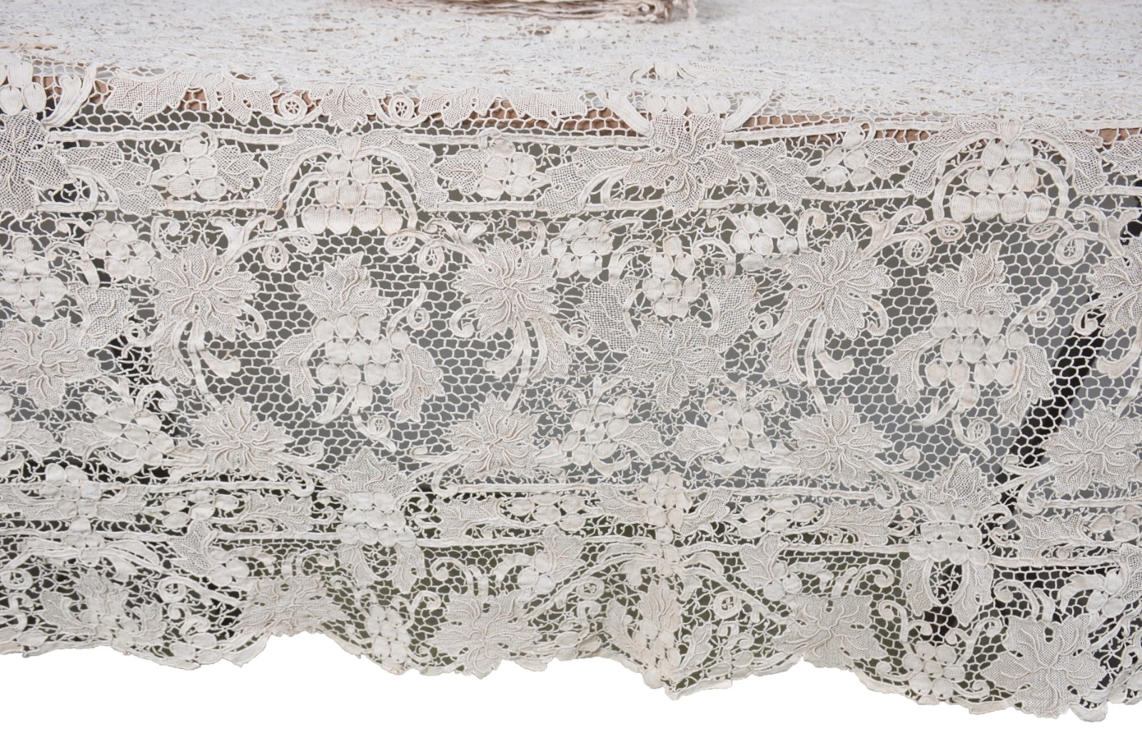 Toalha de mesa de renda veneziana na cor bege, acompanham 12... - foto 3 de 9