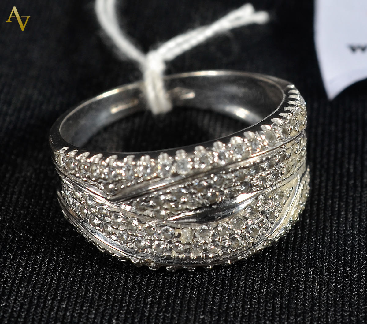 Anel de ouro branco com 10 brilhantes - aro 20 - 5,2gr.