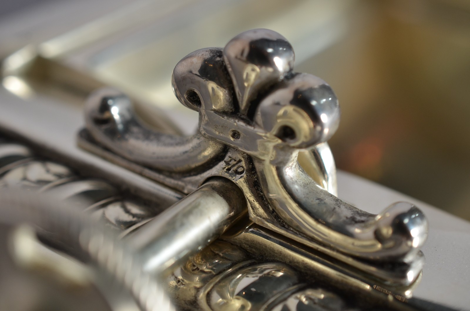 Manteigueira de metal prateado, tampa articulada de vidro. Um pé... - foto 6 de 11