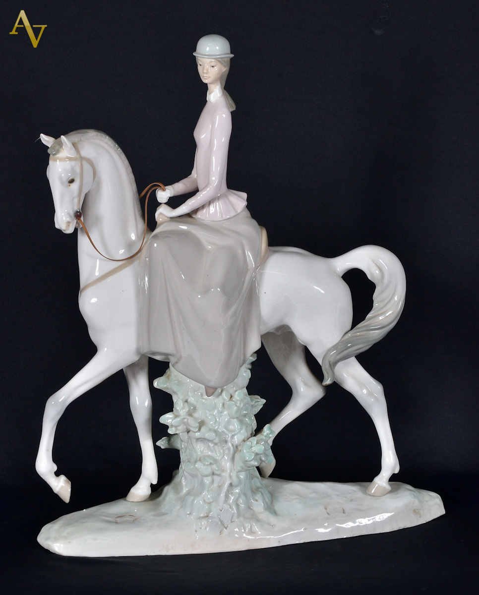 LLADRO - Estatueta de porcelana espanhola repres.Moça calvagando...