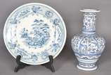 Duas peças, sendo: vaso de porcelana portuguesa... - Duas peças, sendo: vaso de porcelana portuguesa coimbra (pequeno lascado na base) e prato.
