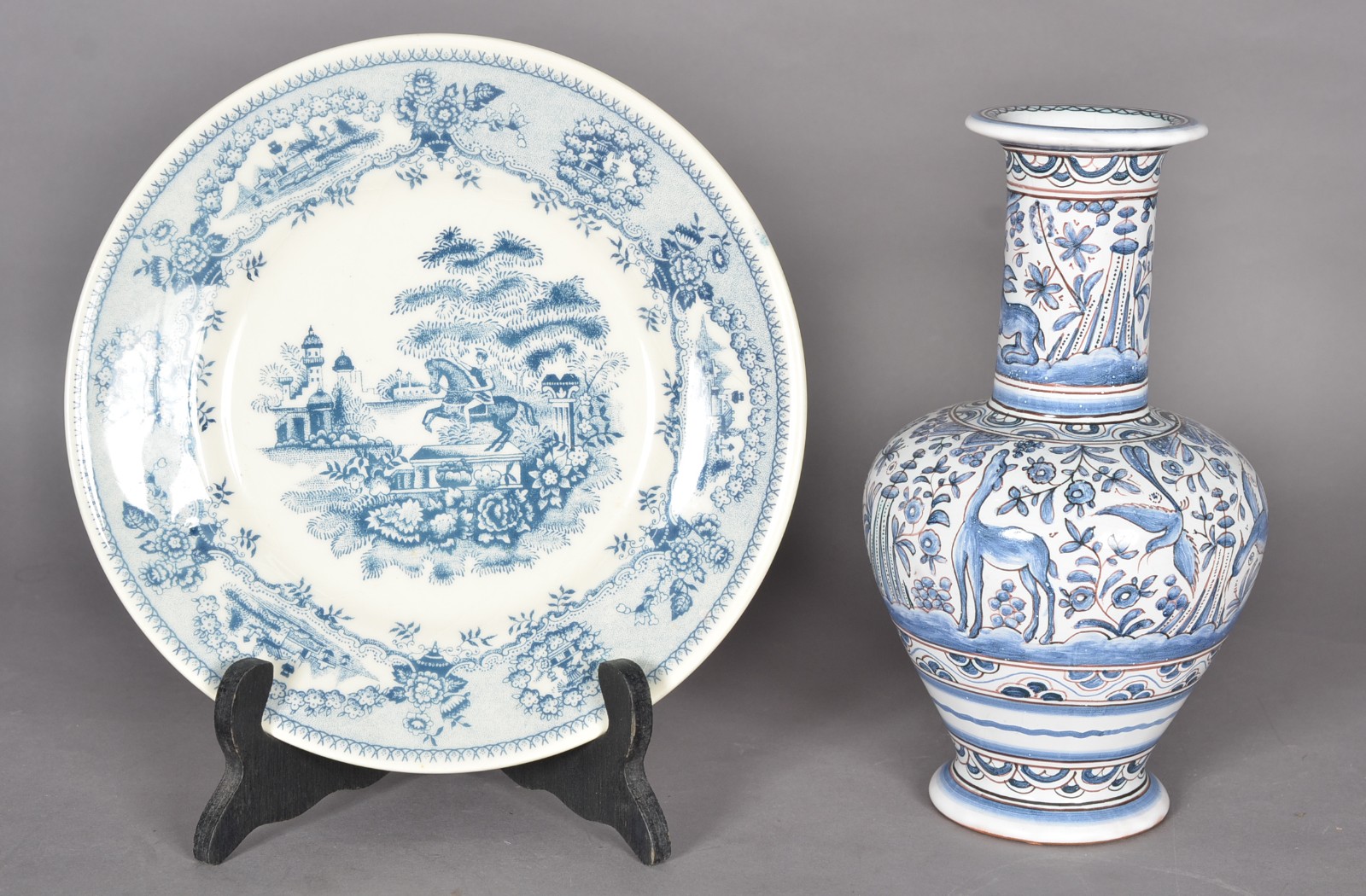 Duas peças, sendo: vaso de porcelana portuguesa coimbra (pequeno... - foto 1 de 9