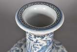Duas peças, sendo: vaso de porcelana portuguesa... - Duas peças, sendo: vaso de porcelana portuguesa coimbra (pequeno lascado na base) e prato.
