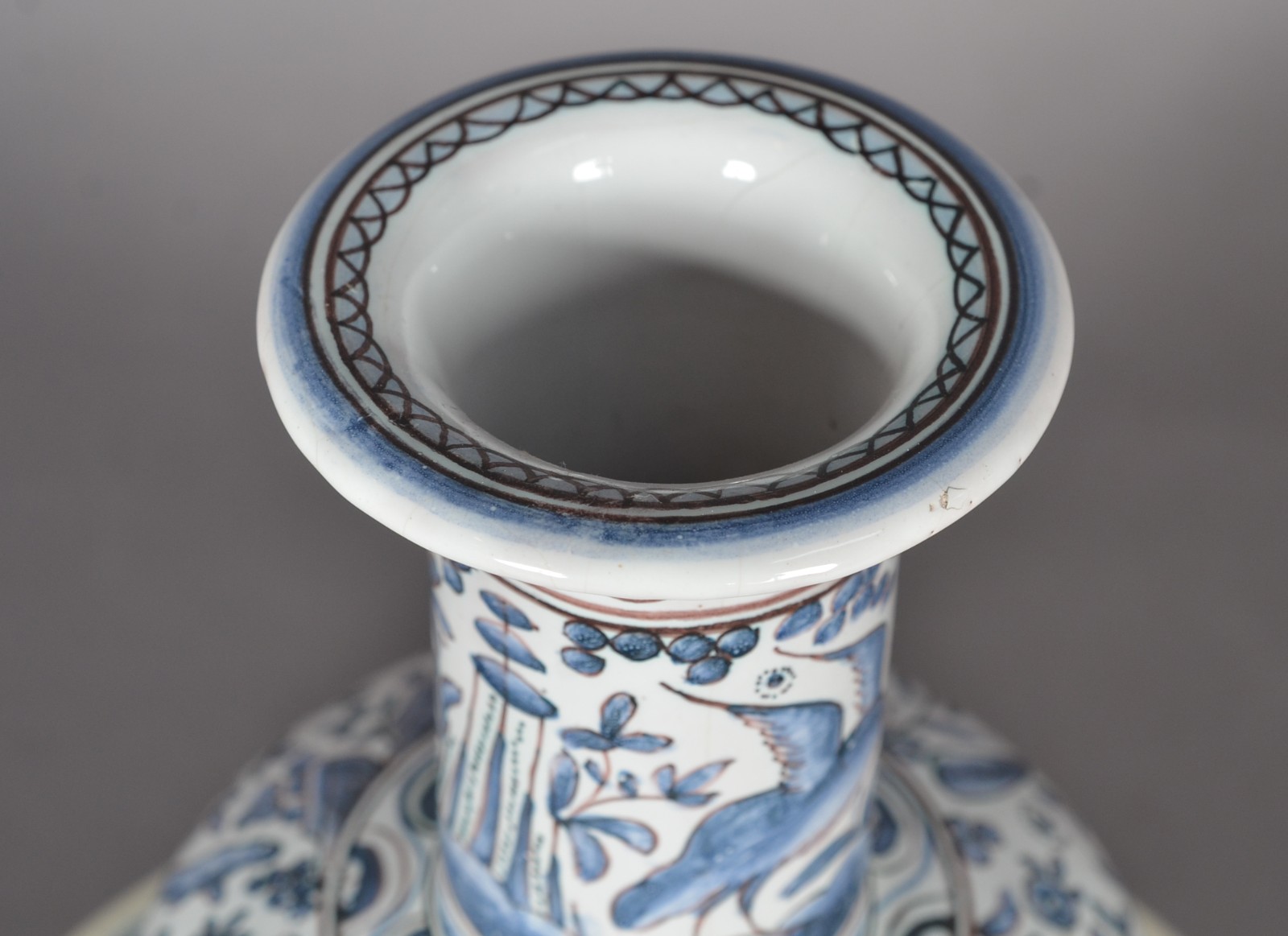 Duas peças, sendo: vaso de porcelana portuguesa coimbra (pequeno... - foto 2 de 9
